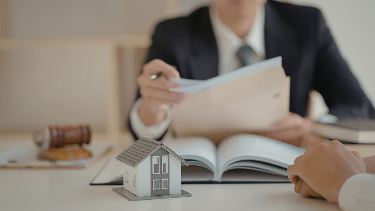 Real Estate Lawyers: What They Do and Their Importance for Buyers and Sellers