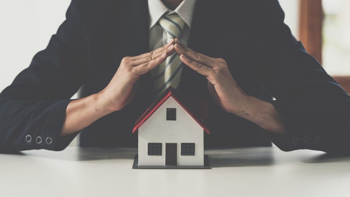 What is the Difference Between Real Estate Broker and Agent