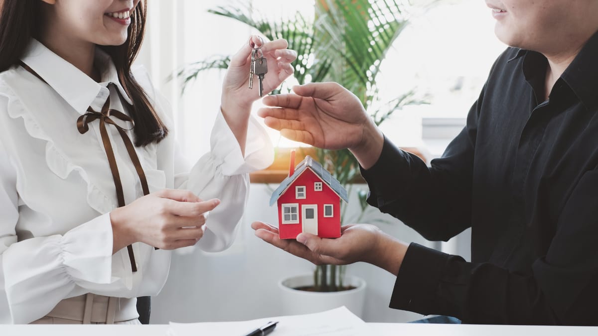 What is the Difference Between Real Estate Broker and Agent