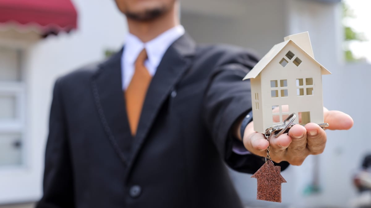 Key Differences Between a Real Estate Broker and Real Estate Agent — What is the Difference Between Real Estate Broker and Agent